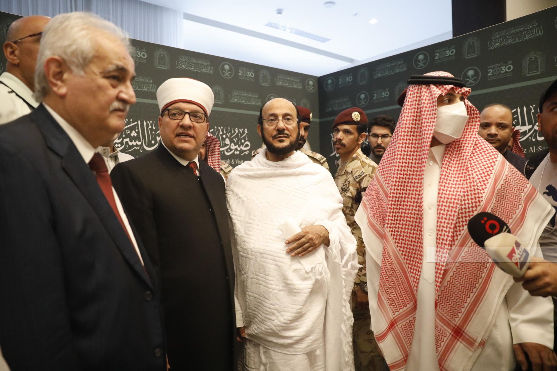 البكري خلال لقائه وزير الشؤون الإسلامية والدعوة والإرشاد السعودي المشرف العام على برنامج ضيوف خادم الحرمين الشريفين الشيخ عبد اللطيف آل الشيخ (تصوير: مصطفى أبو دية/وفا)